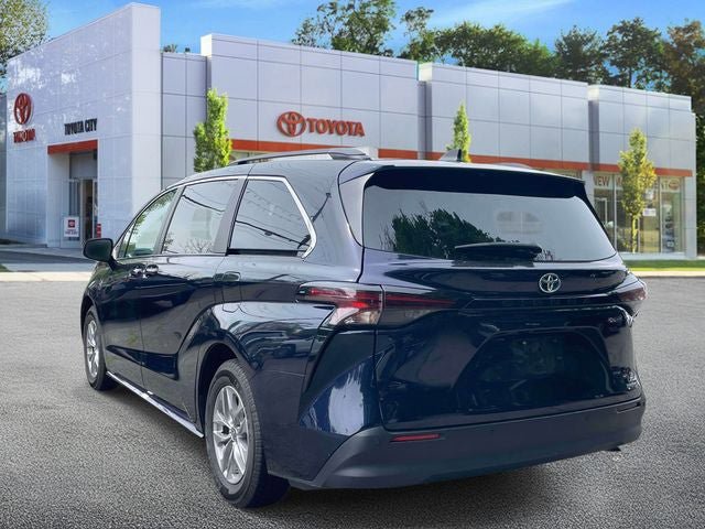 Used 2023 Toyota Sienna XLE FWD image 8