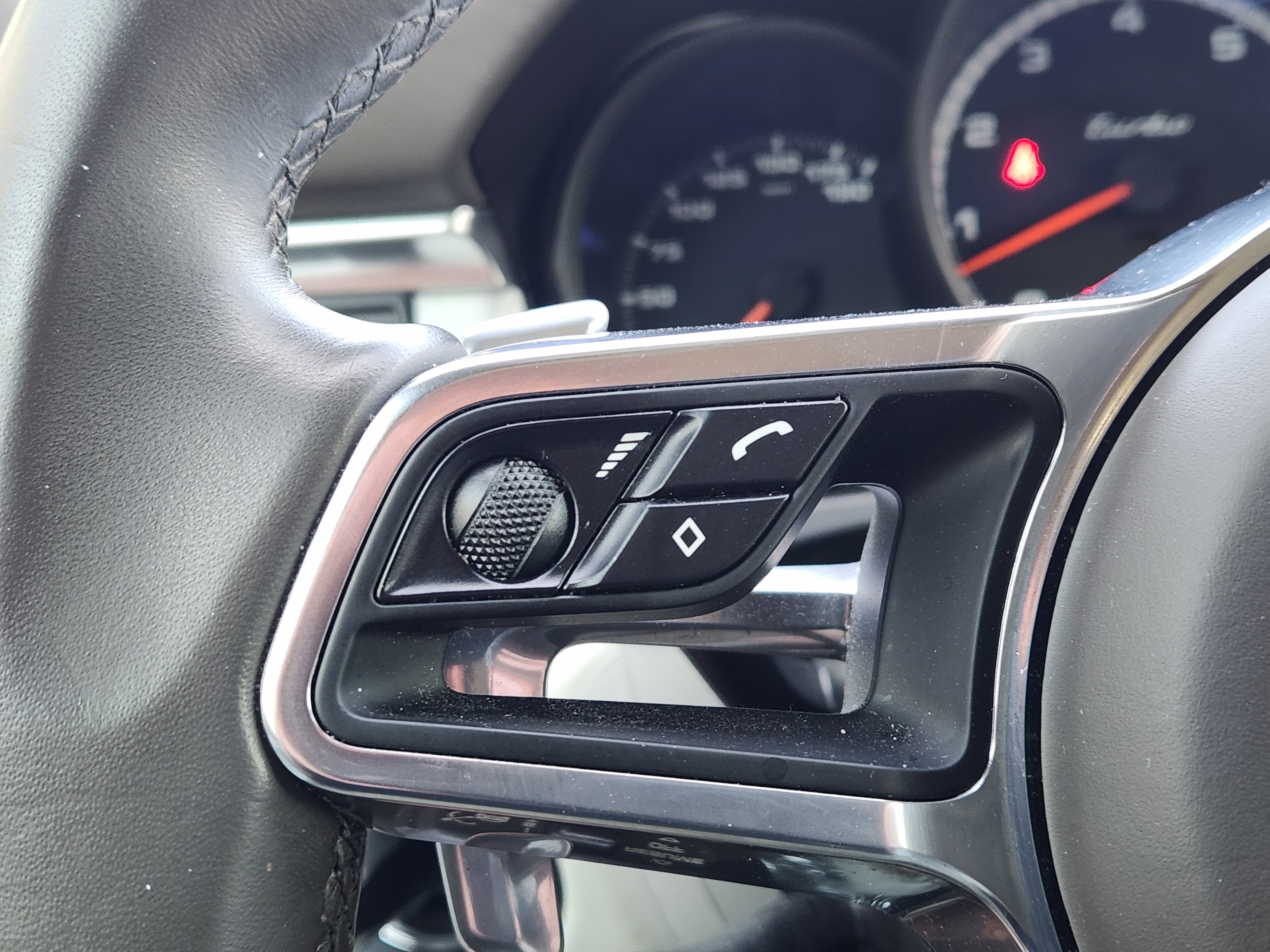 Used 2020 Porsche Macan Turbo image 27