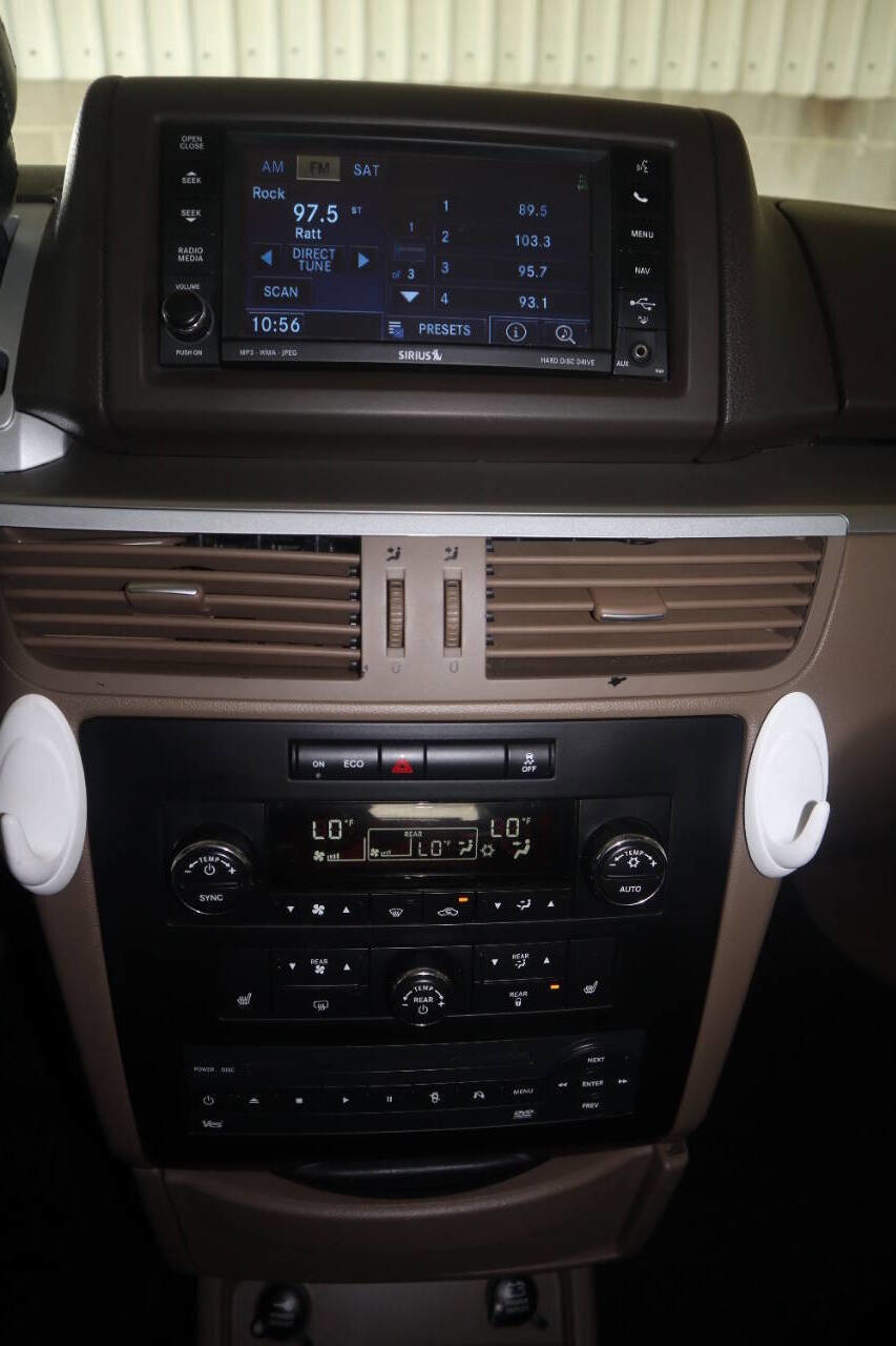 Used 2012 Volkswagen Routan SEL FWD image 37