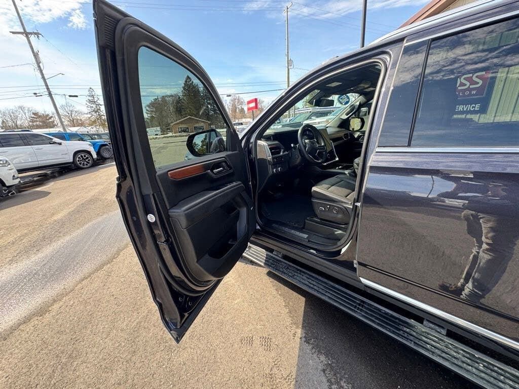 Used 2025 GMC Yukon Denali w/ Sun & Power Step Package image 12