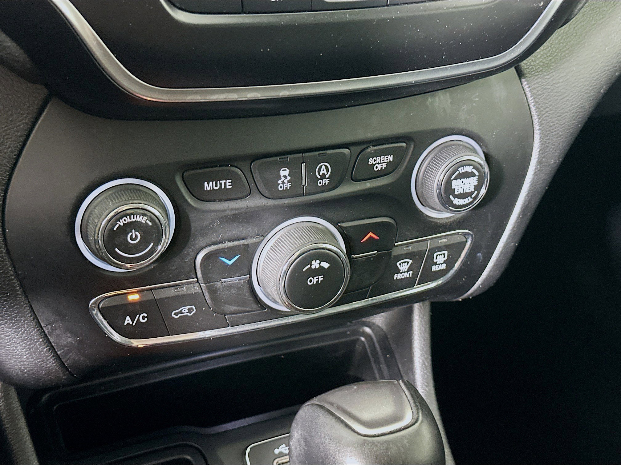 Used 2020 Jeep Cherokee Latitude Plus FWD image 22