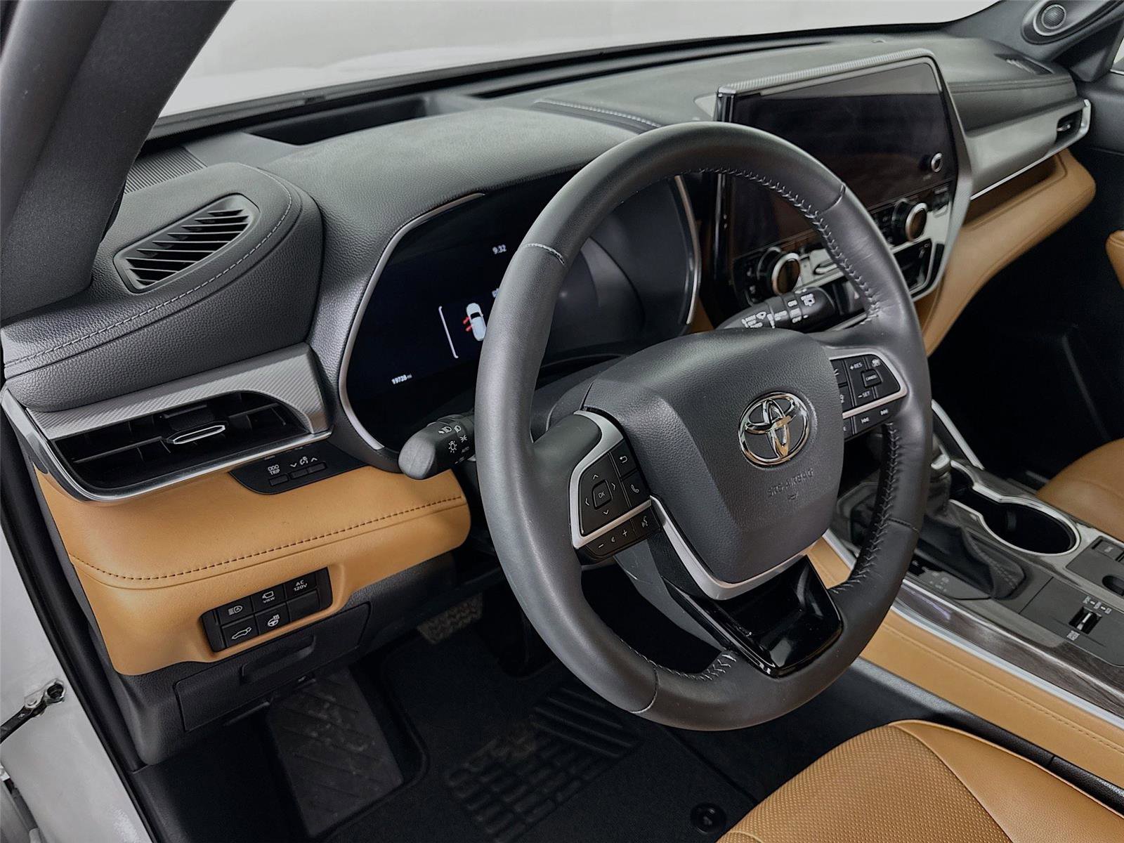 Used 2025 Toyota Highlander Platinum image 24