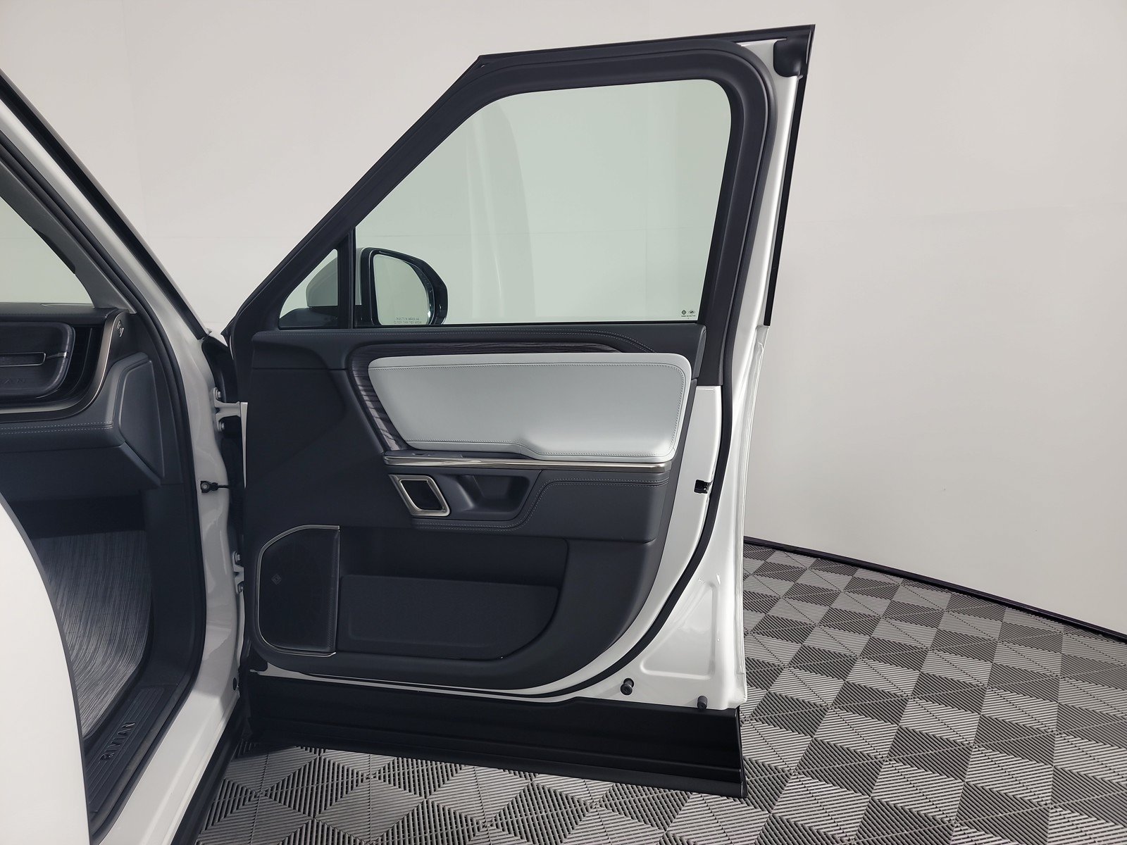 Used 2024 Rivian R1S Adventure AWD/4WD image 18