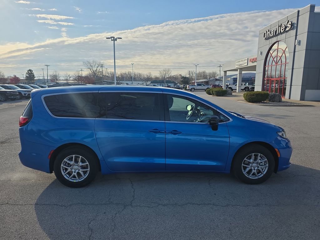 New 2026 Chrysler Pacifica Select image 6