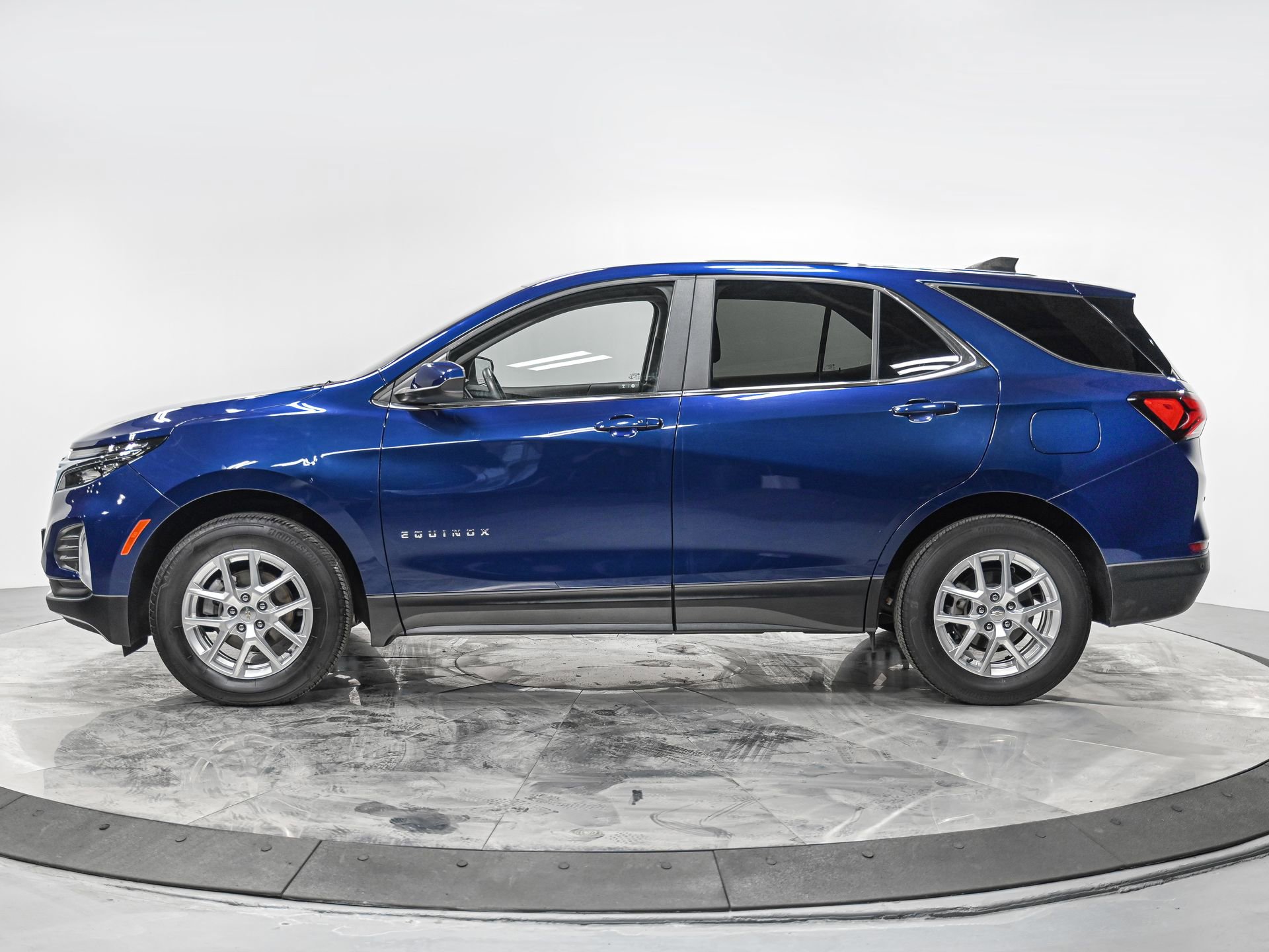 Used 2023 Chevrolet Equinox LT image 2