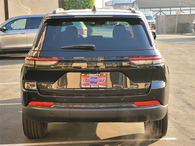 Used 2025 Jeep Grand Cherokee Altitude image 6