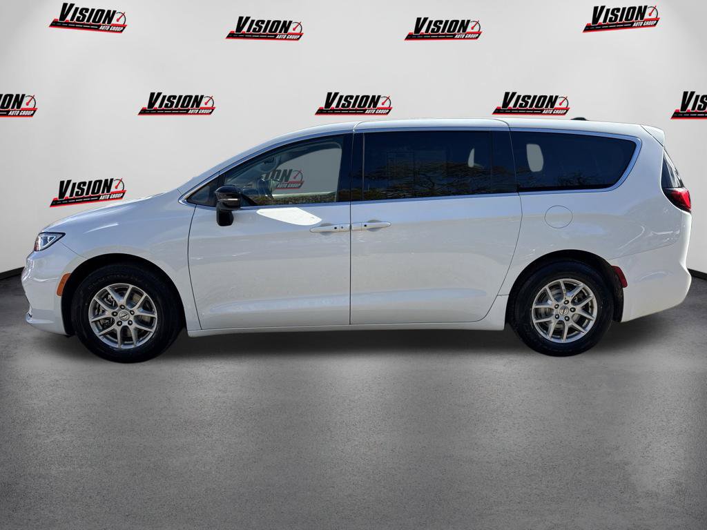 Used 2024 Chrysler Pacifica Touring-L FWD image 8