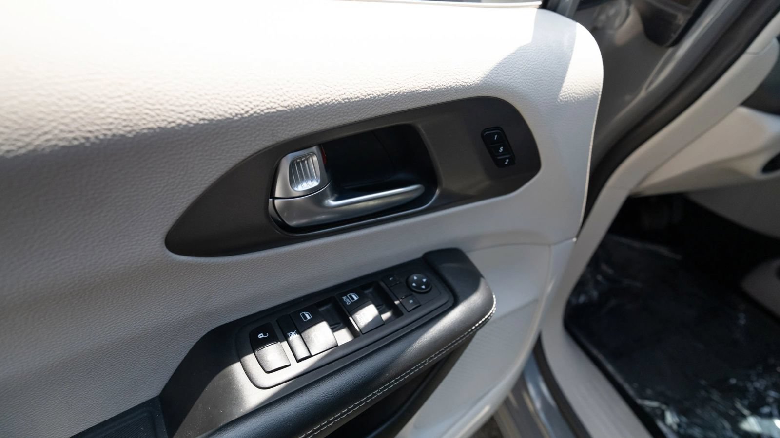 Used 2023 Chrysler Pacifica Touring-L FWD image 33