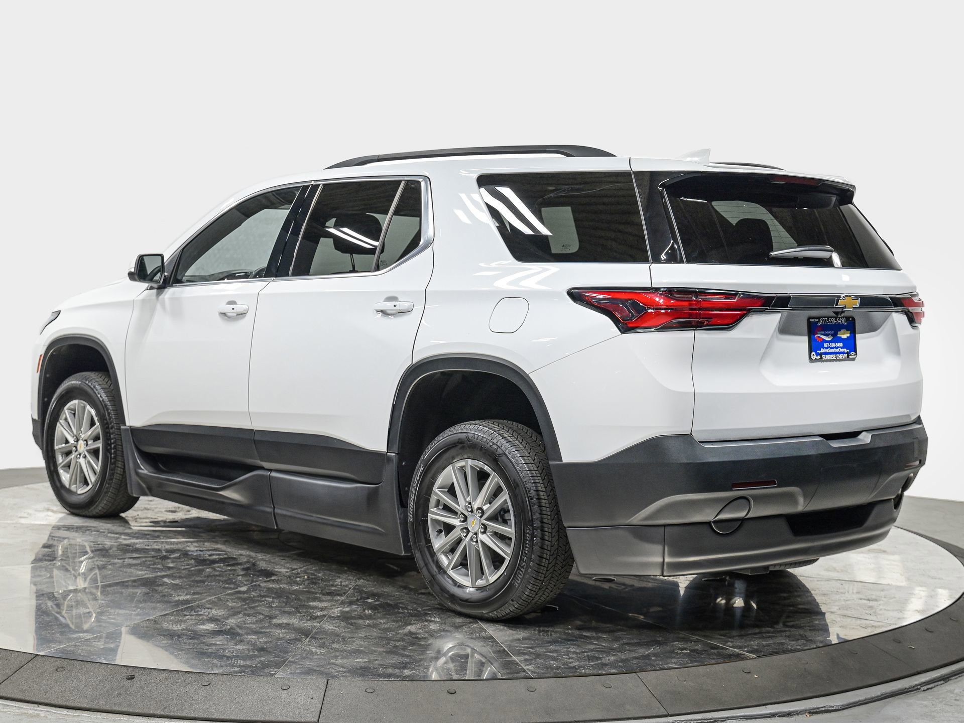 Used 2023 Chevrolet Traverse LT FWD image 4