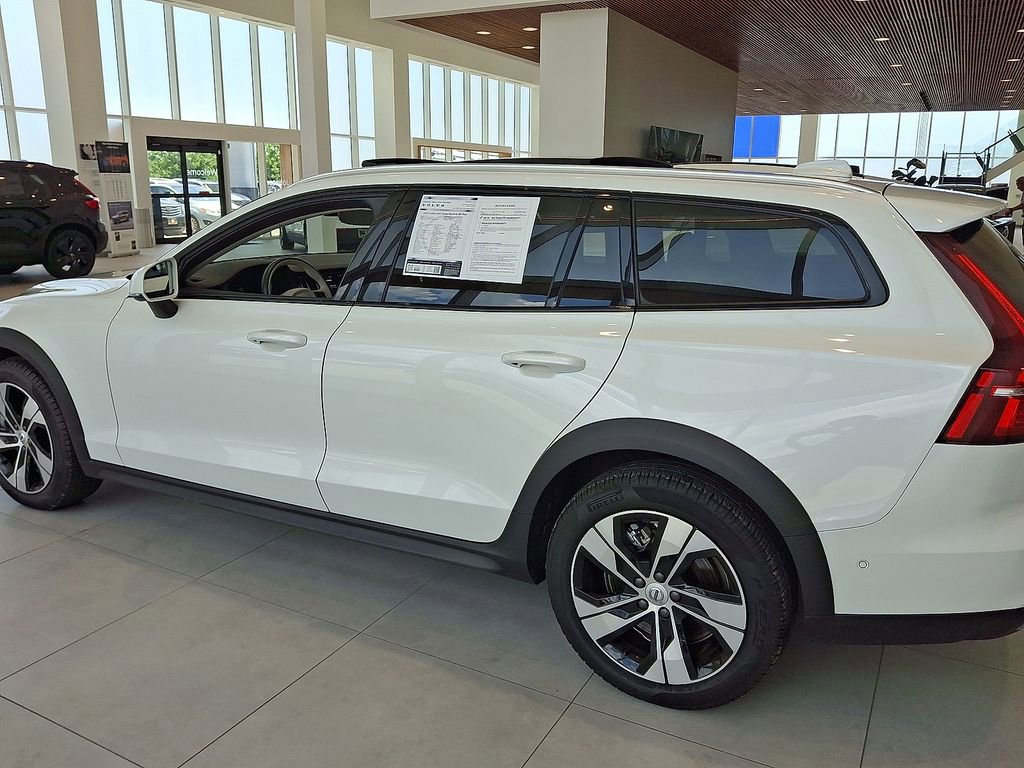 Certified 2025 Volvo V60 B5 Cross Country Plus AWD/4WD image 32