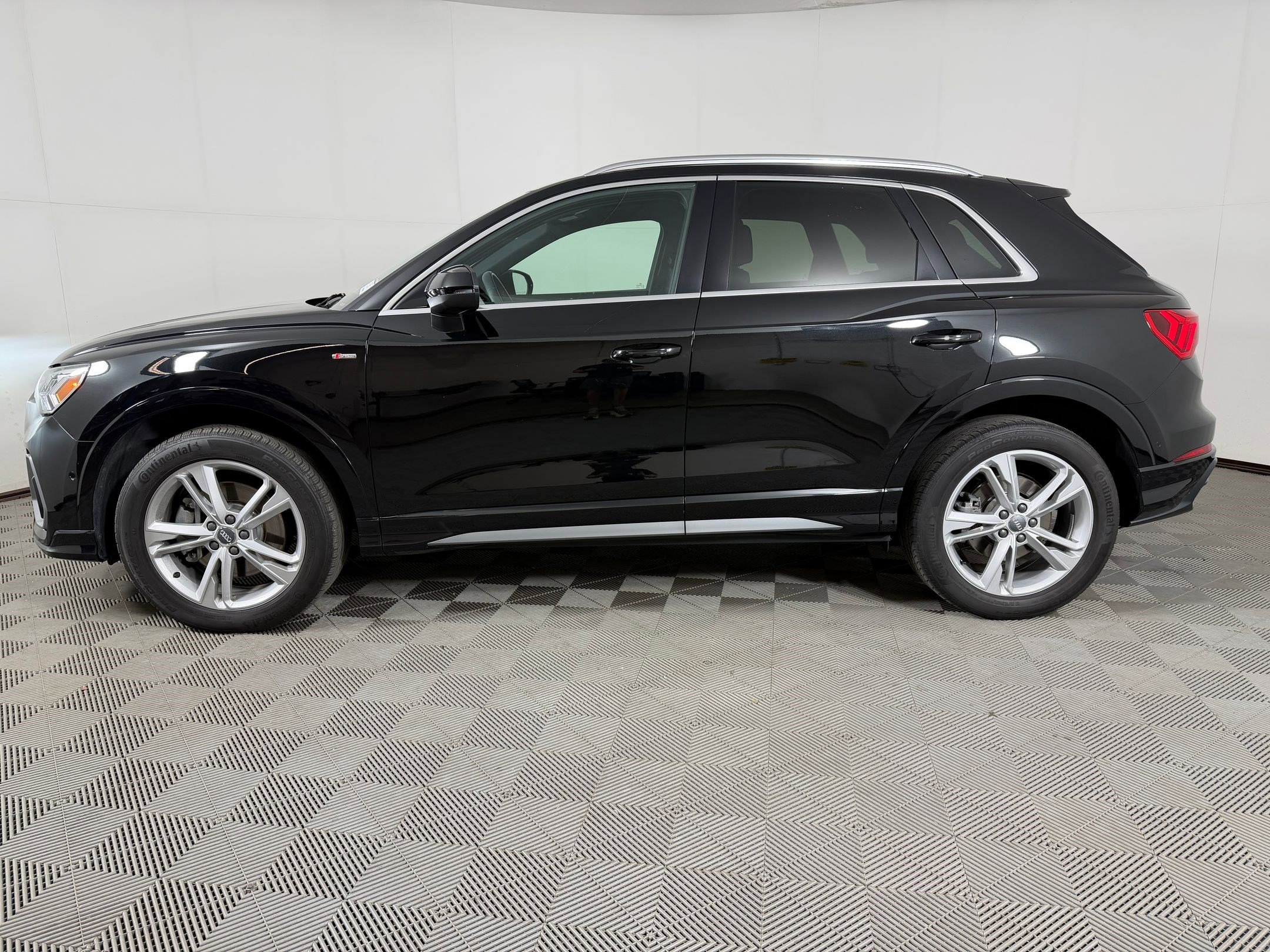 Used 2020 Audi Q3 2.0T Prestige AWD/4WD image 2