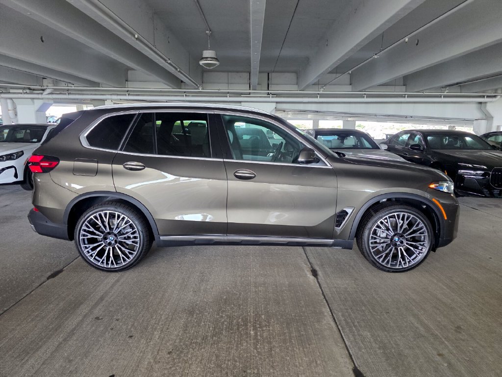 New 2026 BMW X5 xDrive40i w/ Premium Package AWD/4WD image 3