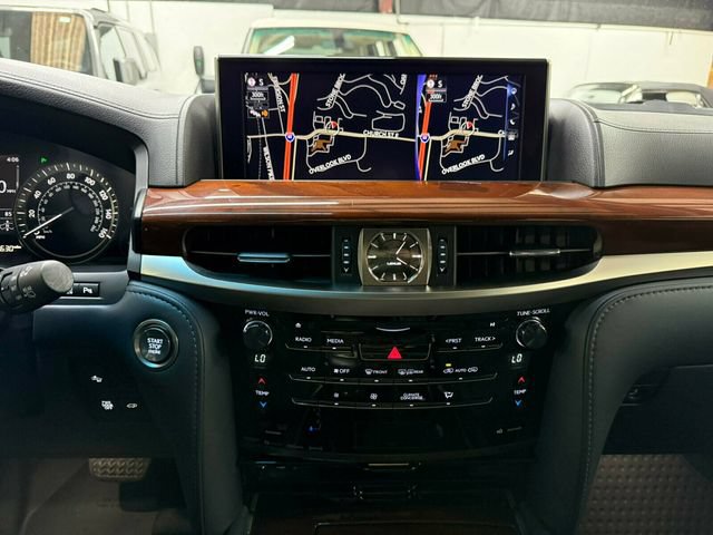 Used 2021 Lexus LX 570 4WD w/ Luxury Package image 13
