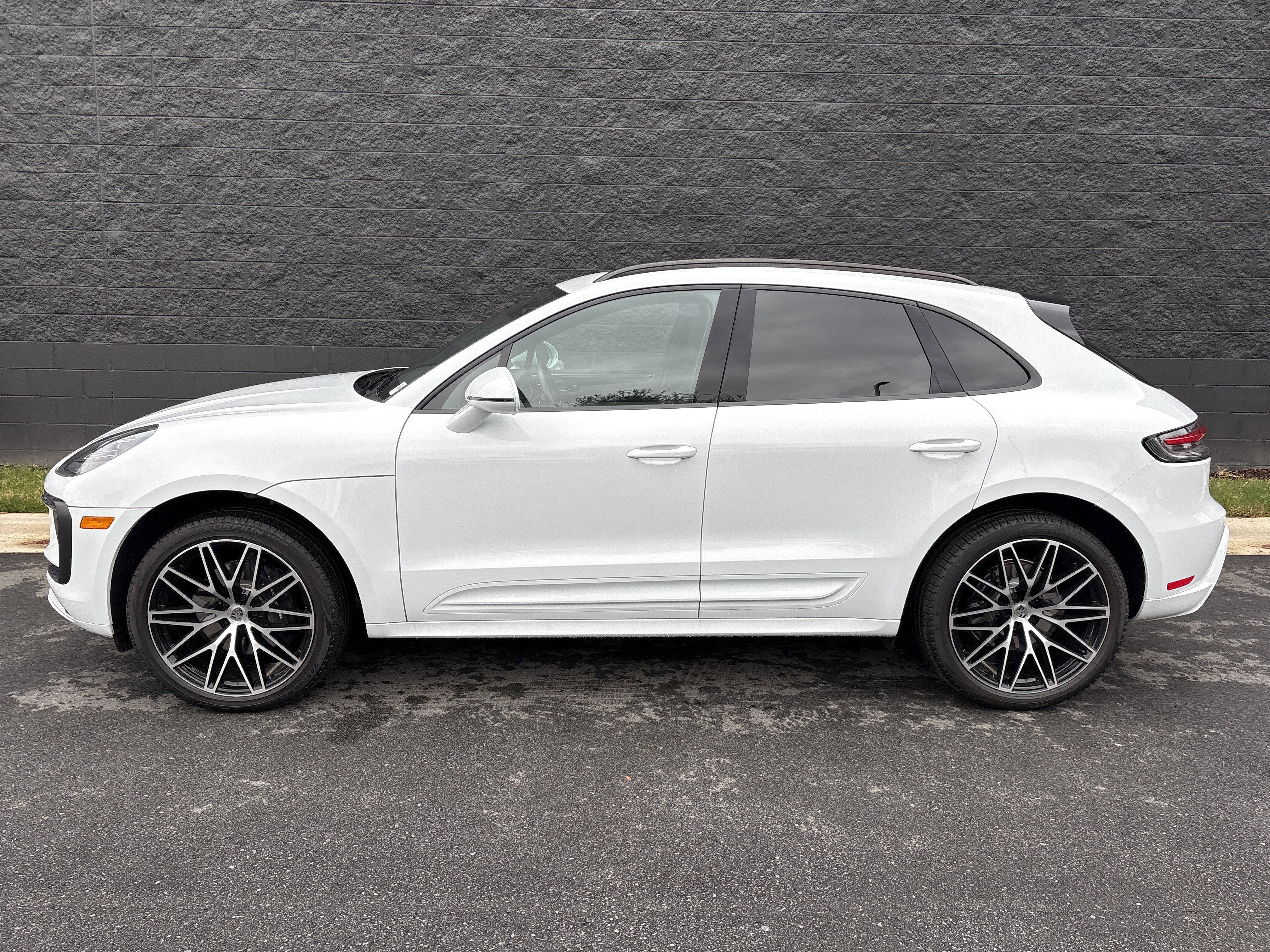 Certified 2025 Porsche Macan image 2