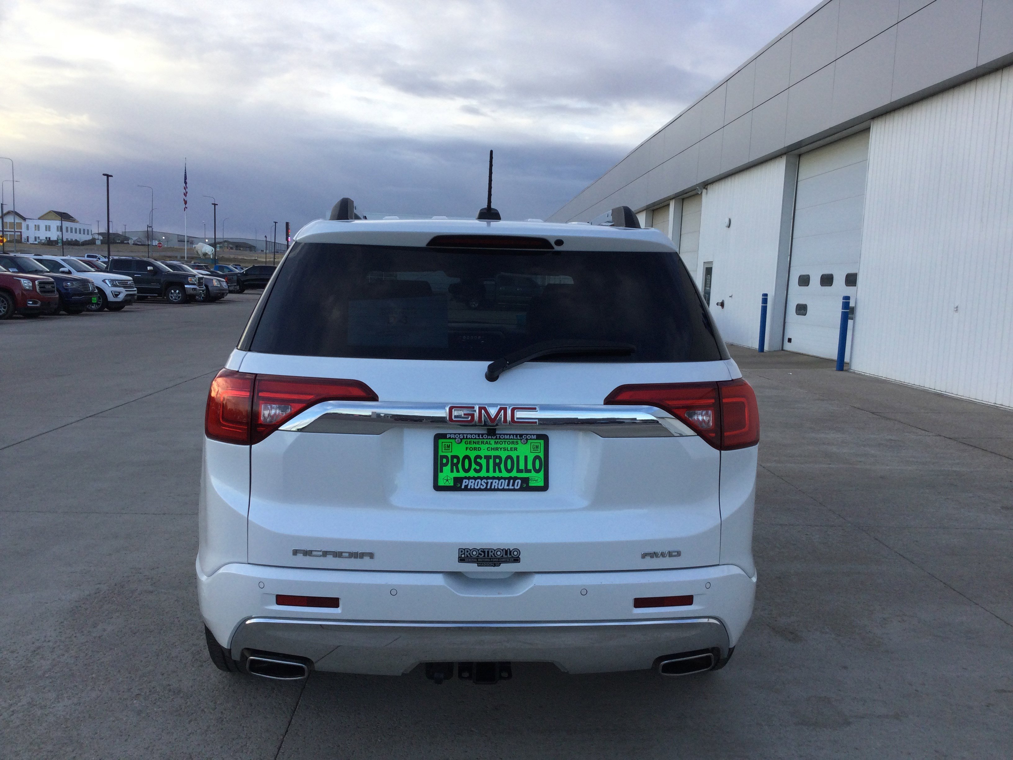 Used 2017 GMC Acadia Denali w/ Technology Package image 4