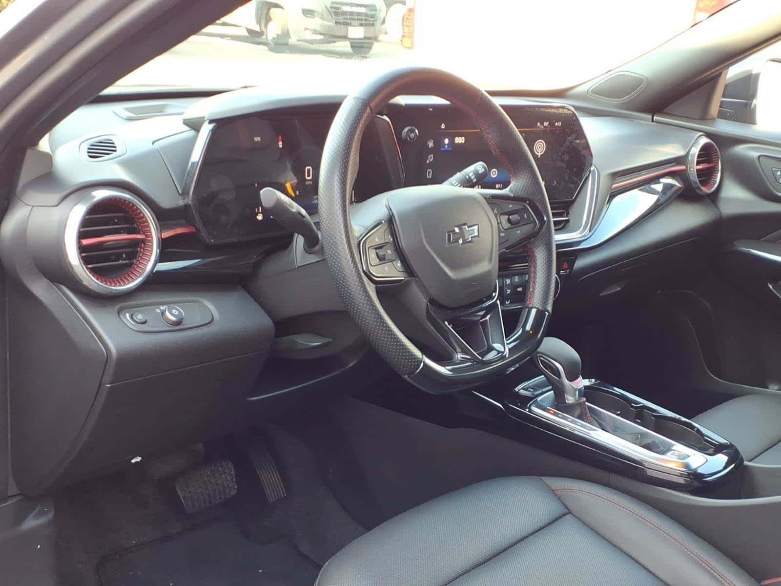 Used 2024 Chevrolet Trax RS FWD image 9