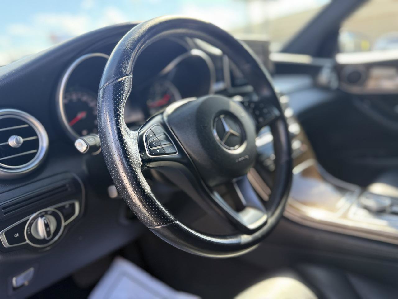 Used 2019 Mercedes-Benz GLC 300 w/ Premium Package image 5