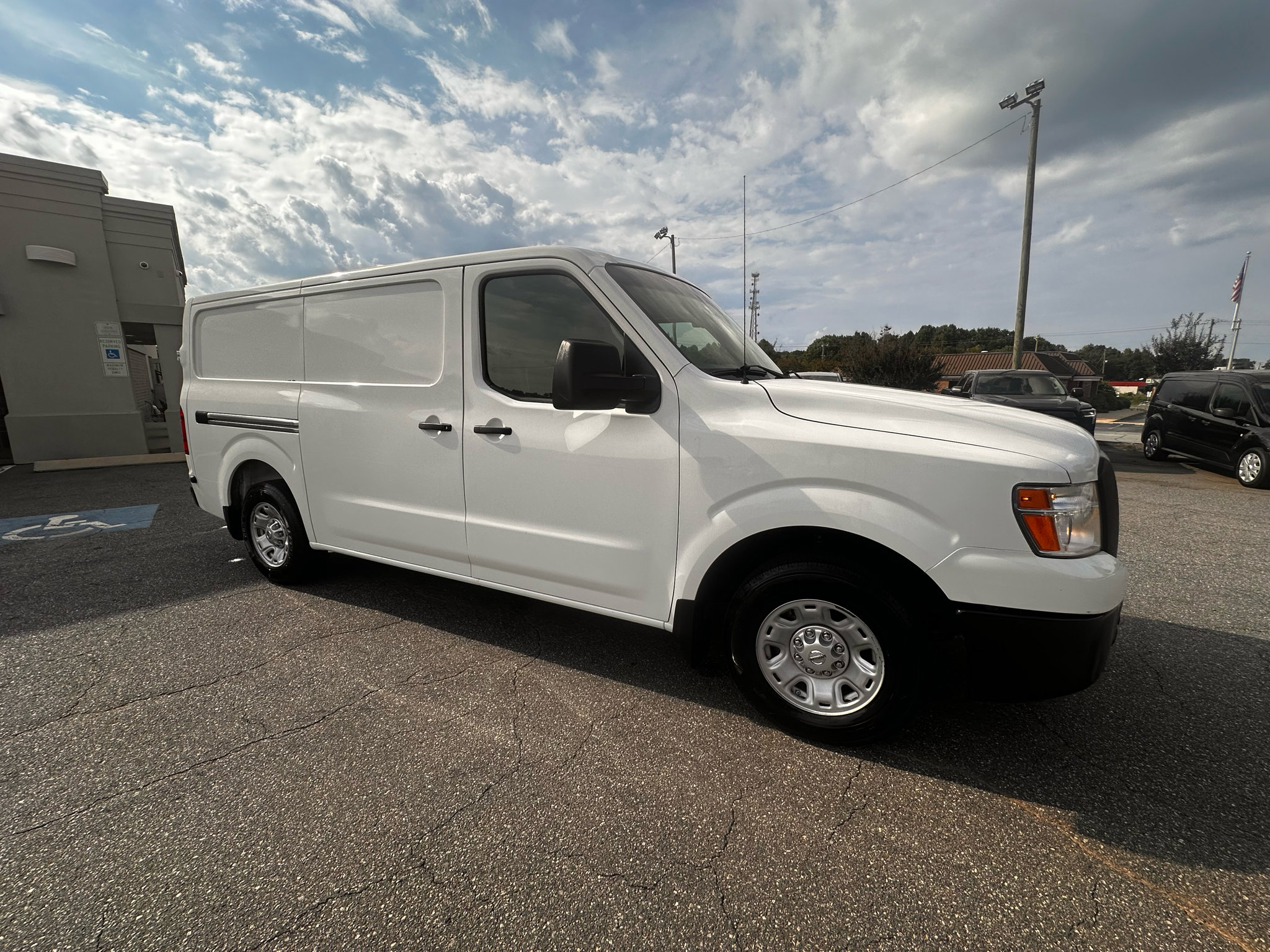 Used 2015 Nissan NV 2500 SV image 46
