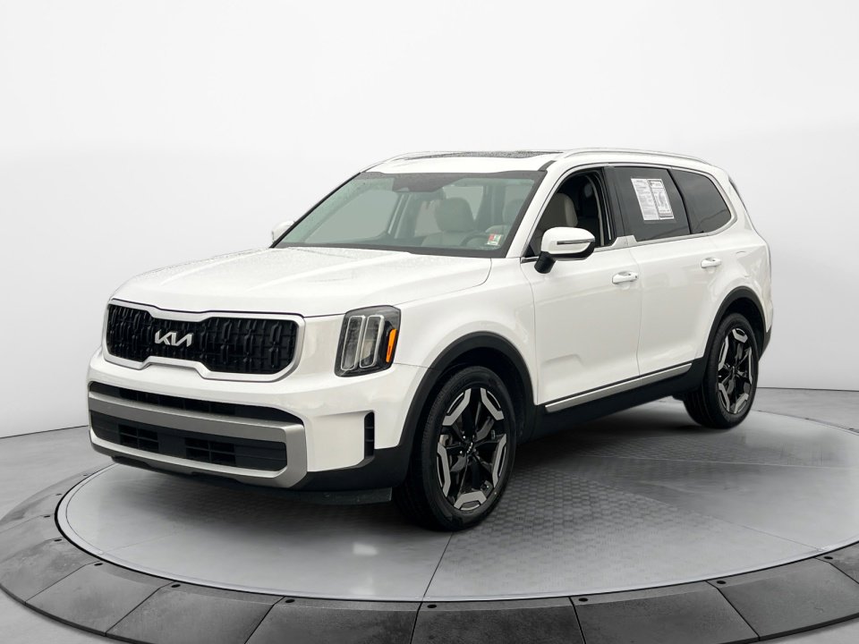 Used 2023 Kia Telluride EX w/ EX Captain's Chair Package image 3
