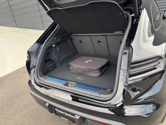 New 2026 Porsche Macan 4 Electric image 36