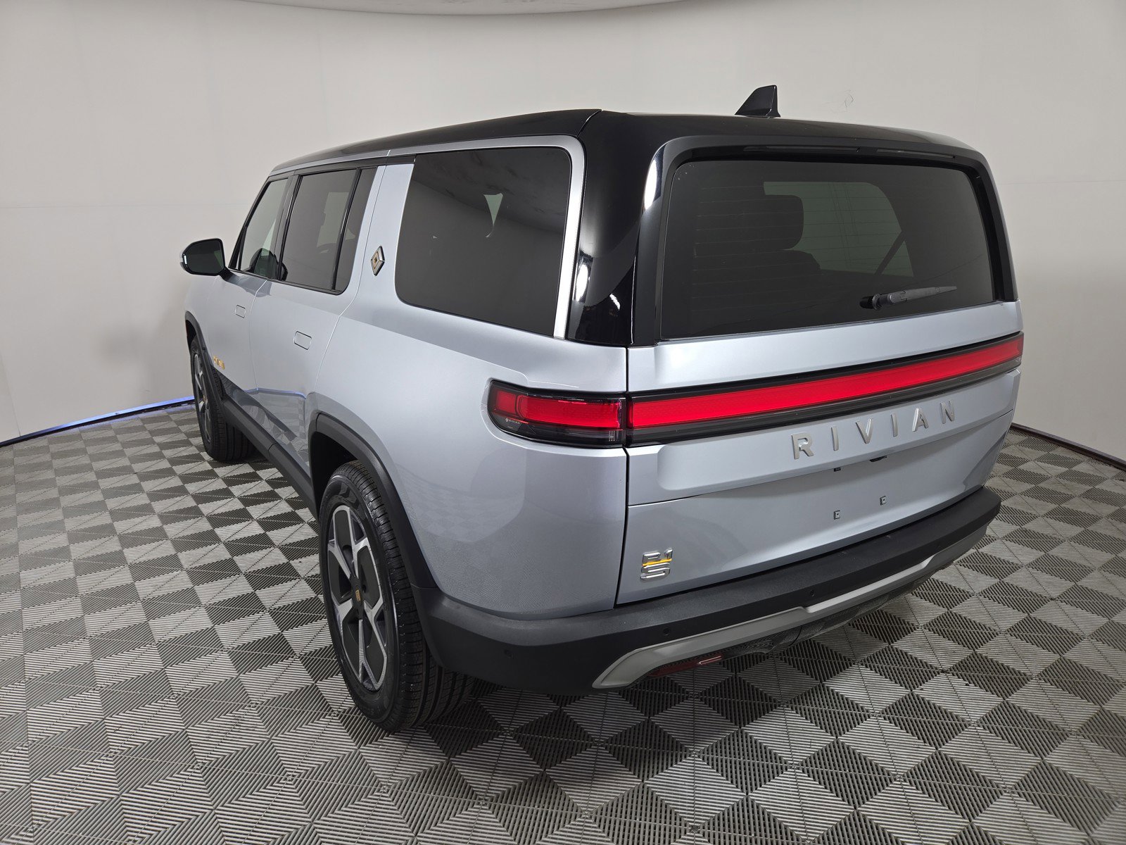 Used 2024 Rivian R1S Adventure AWD/4WD image 3