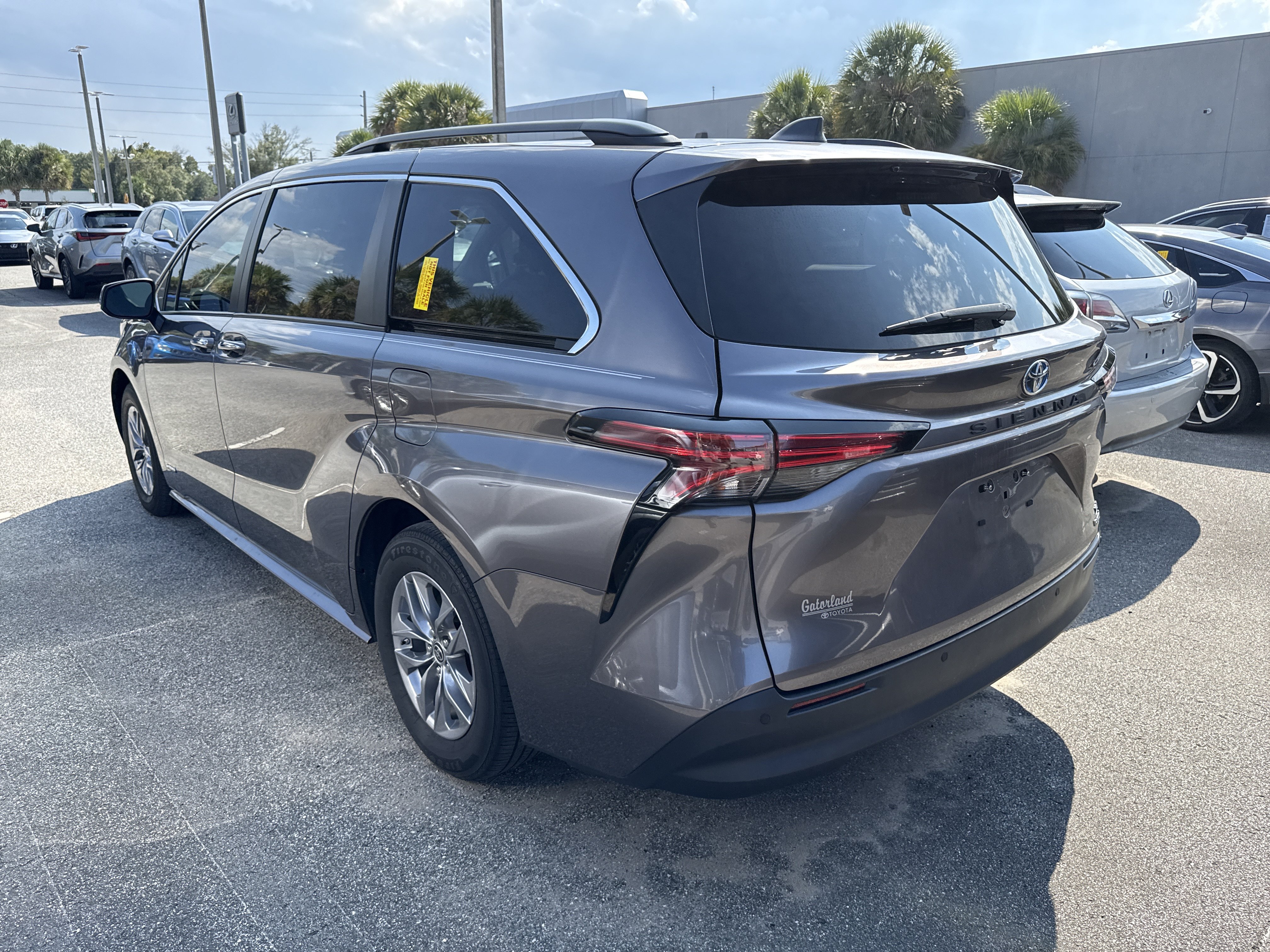 Used 2021 Toyota Sienna XLE FWD image 3