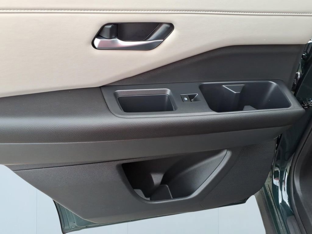 Used 2025 Nissan Pathfinder SL AWD/4WD image 9