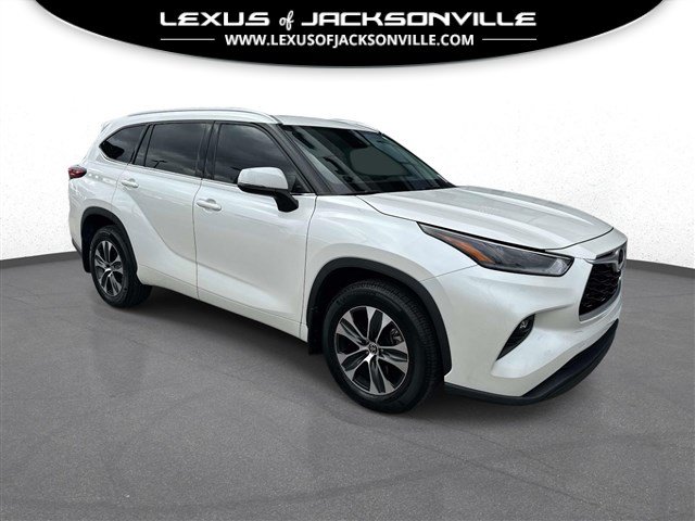 Used 2021 Toyota Highlander XLE AWD/4WD image 1