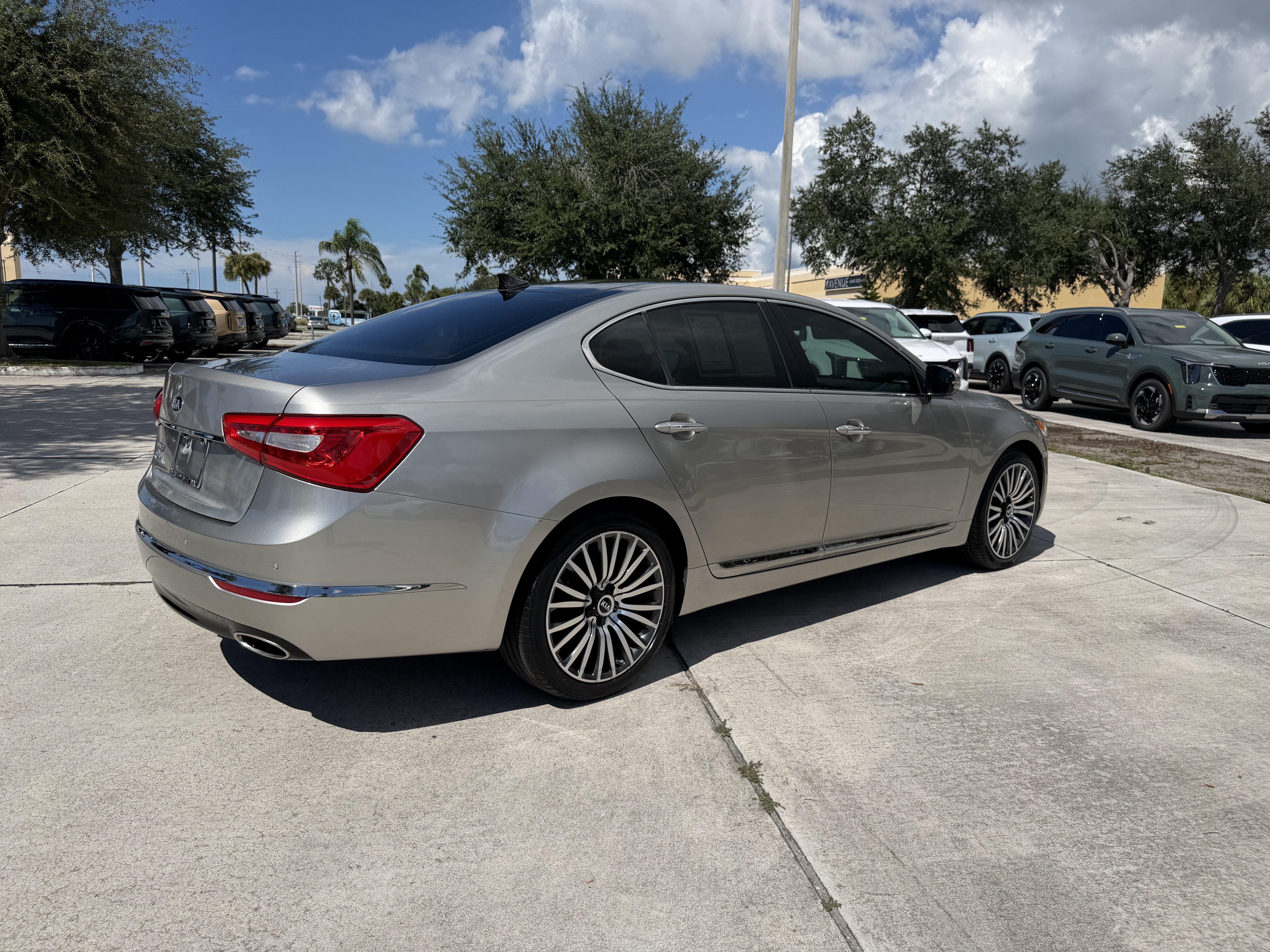 Used 2015 Kia Cadenza Premium w/ Technology Package FWD image 4