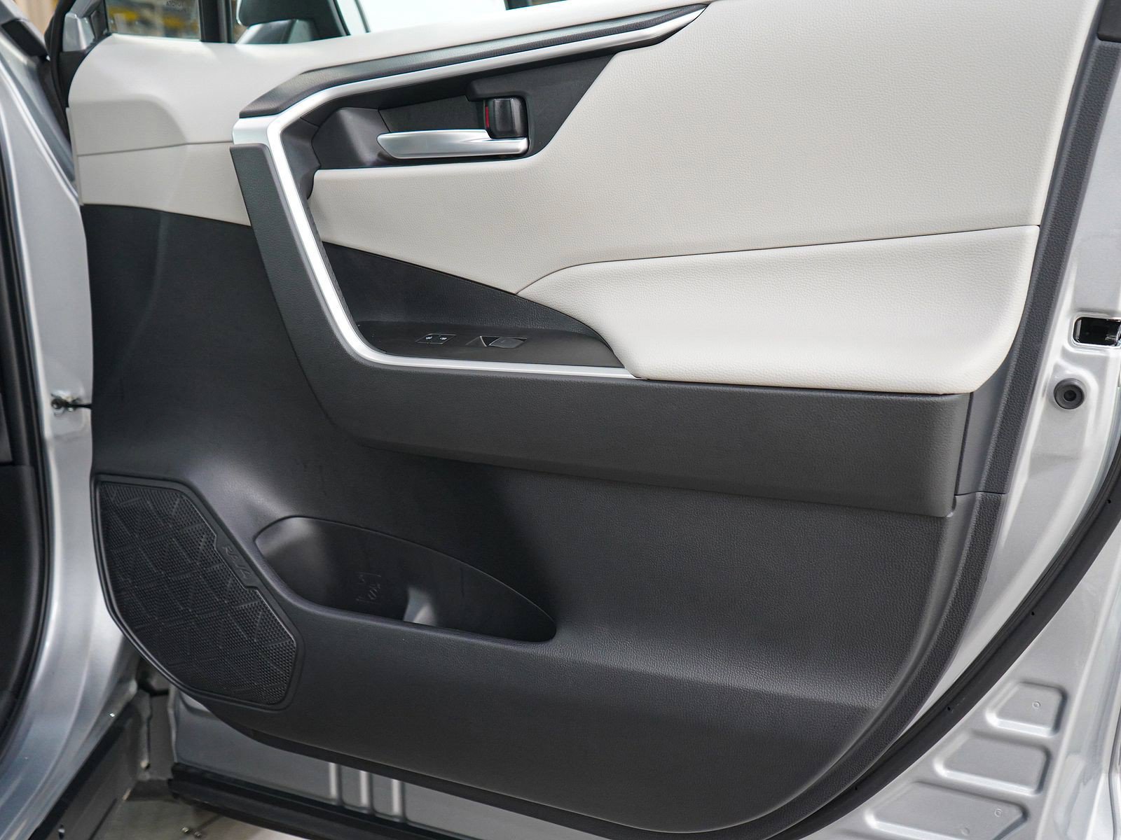 Used 2025 Toyota RAV4 XLE Premium w/ Weather Package AWD/4WD image 9