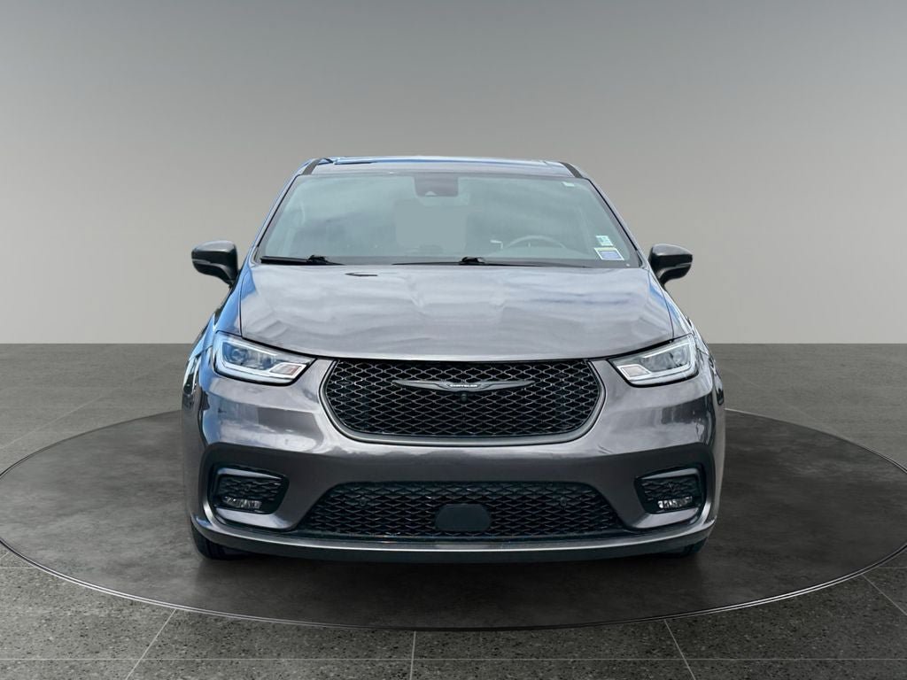 Used 2023 Chrysler Pacifica Touring-L w/ S Appearance Package FWD image 2