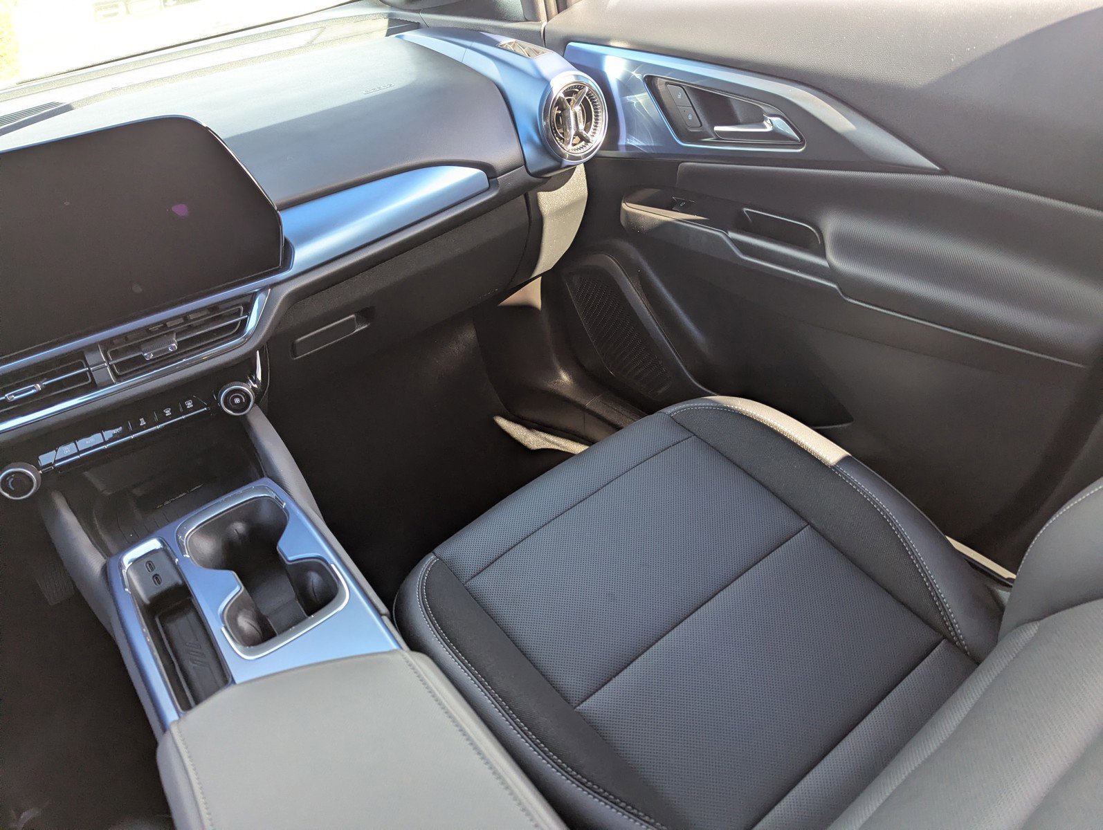 Certified 2025 Chevrolet Equinox EV LT w/ Convenience Package image 19