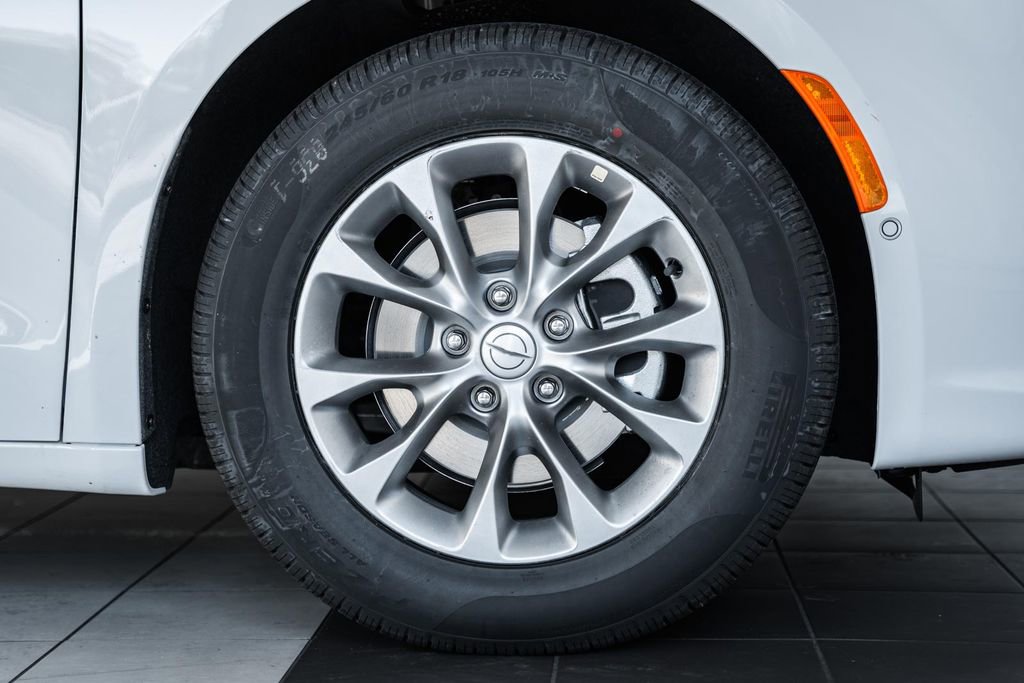 New 2026 Chrysler Pacifica Limited w/ Uconnect Theater Family Group image 17