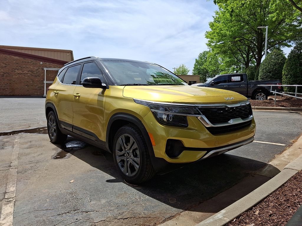 Used 2023 Kia Seltos S w/ Navigation Package image 2