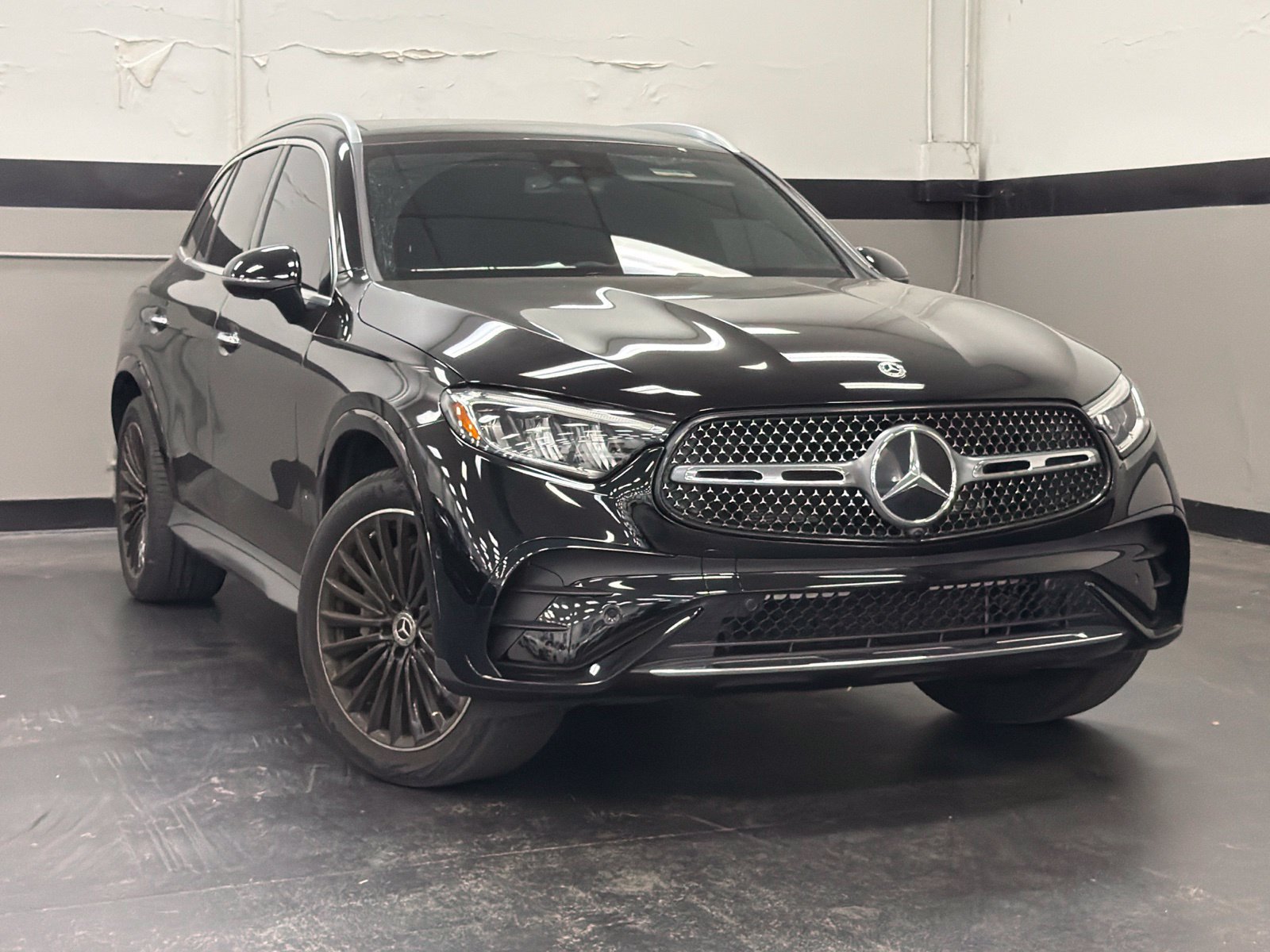Used 2025 Mercedes-Benz GLC 350e 4MATIC image 2
