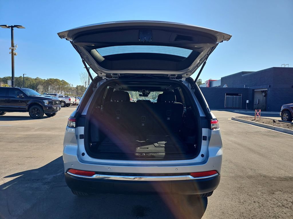 Used 2025 Jeep Grand Cherokee Laredo X w/ Trailer Tow Package image 15