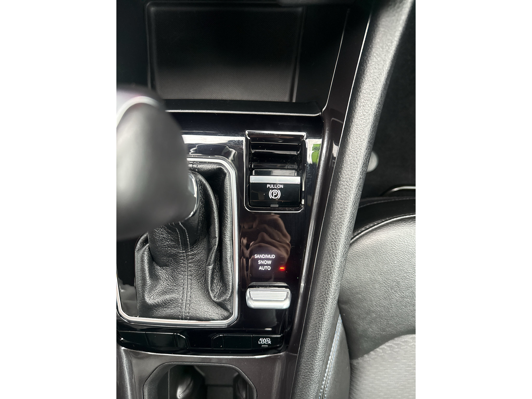 Used 2024 Jeep Compass Latitude w/ Convenience Group AWD/4WD image 28