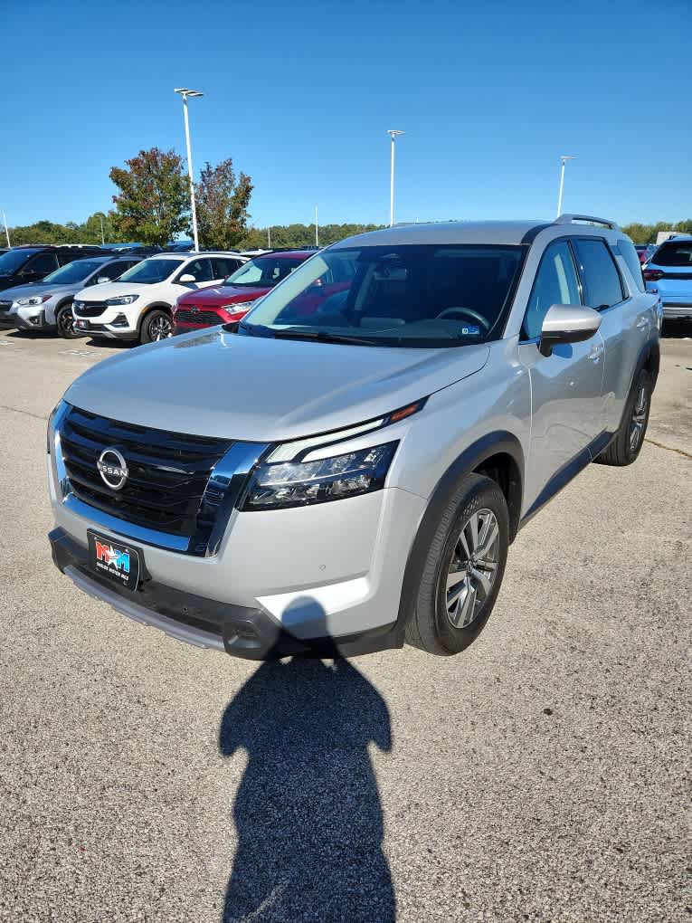 Used 2025 Nissan Pathfinder SL AWD/4WD image 12