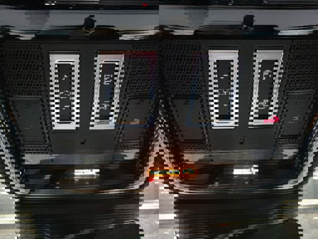 New 2026 Land Rover Range Rover Velar Dynamic SE image 21