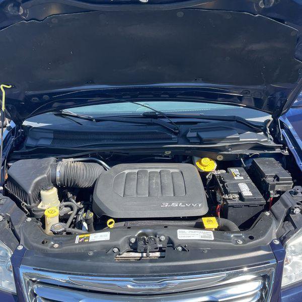 Used 2015 Chrysler Town & Country Limited FWD image 25