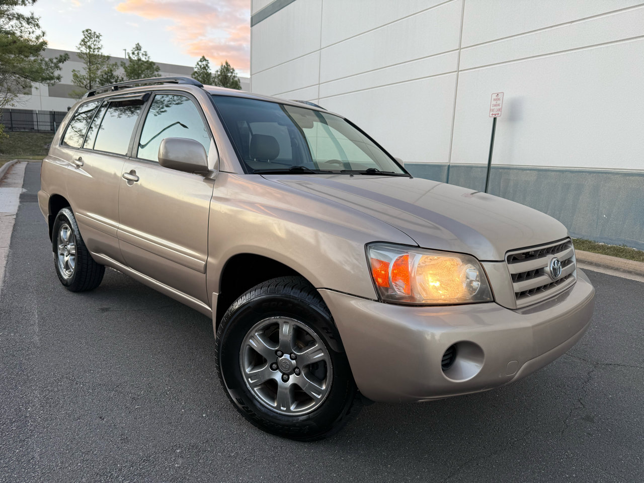 Used 2005 Toyota Highlander 4WD V6 w/ 3rd Row image 1