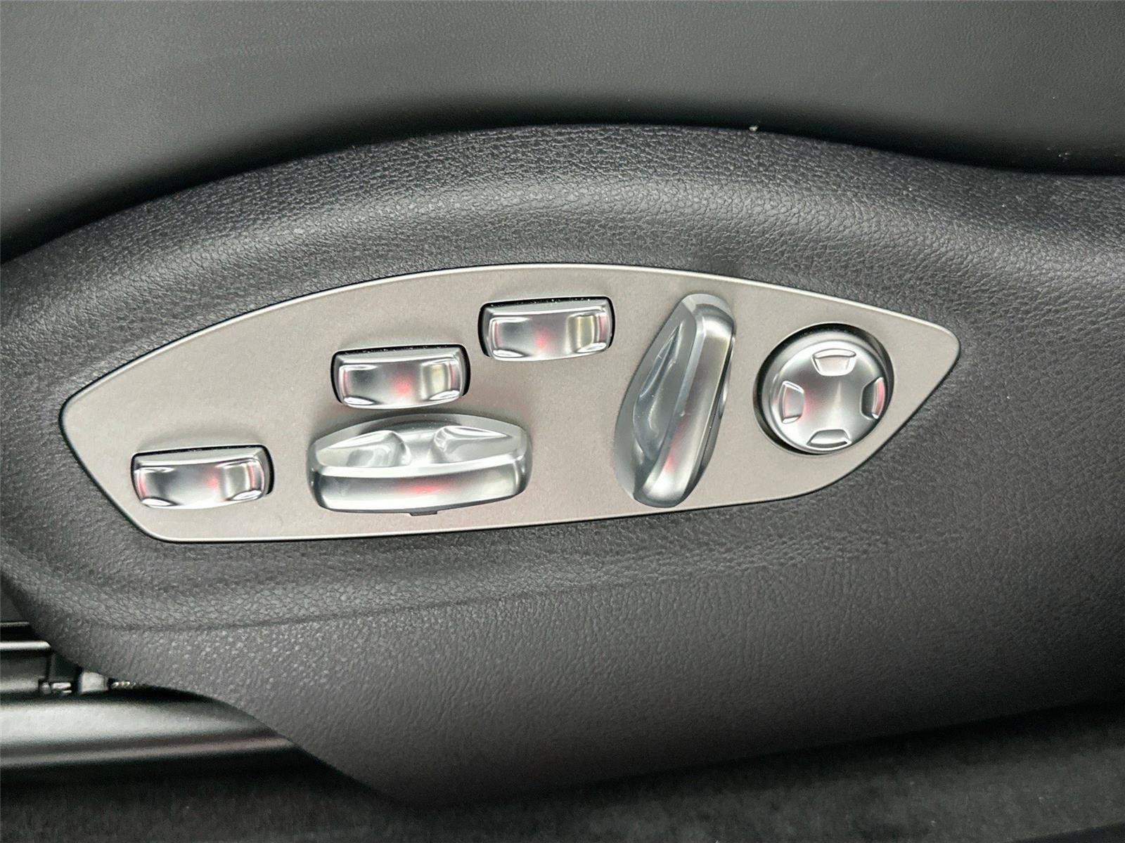Certified 2026 Porsche Macan Turbo AWD/4WD image 32