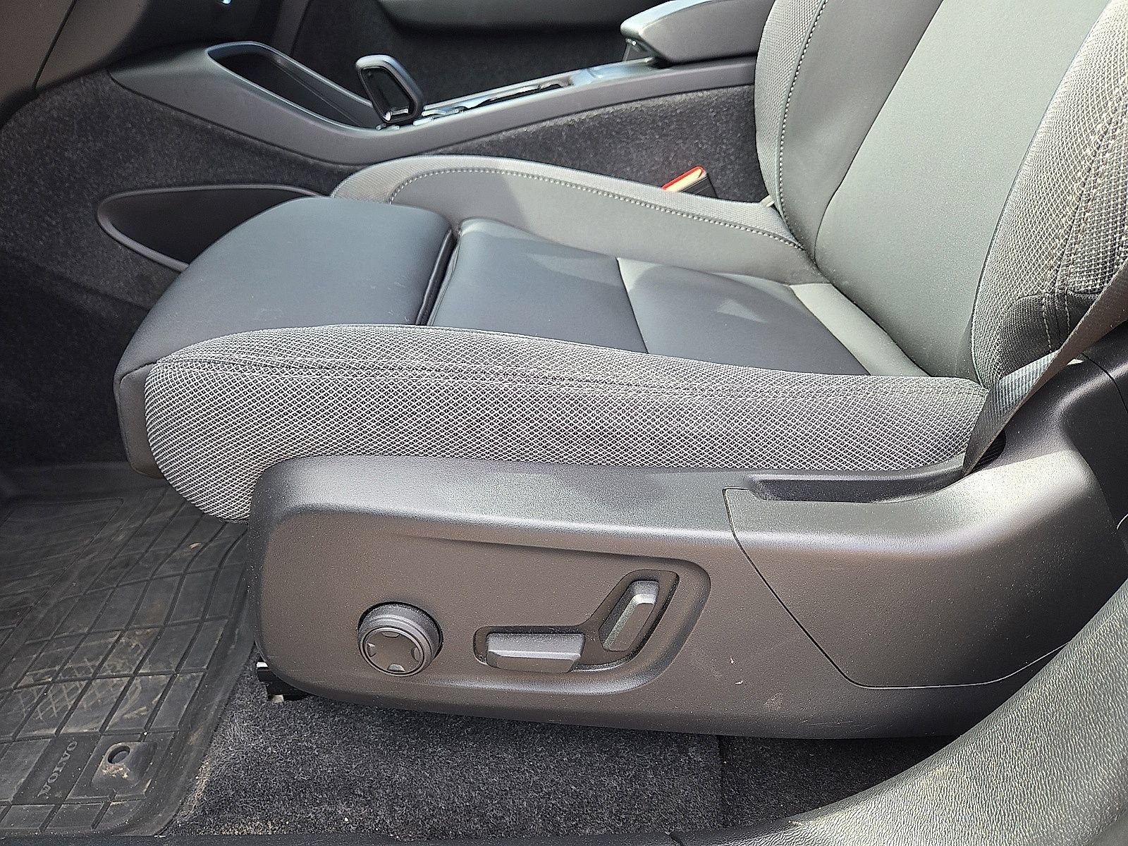 Certified 2023 Volvo XC40 Recharge Core AWD/4WD image 24