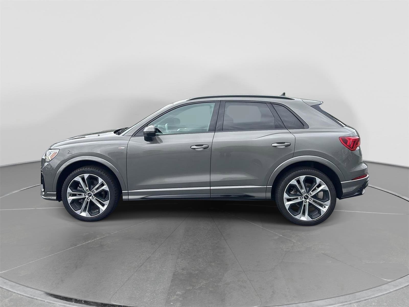 Used 2022 Audi Q3 2.0T Premium Plus w/ Premium Plus Package AWD/4WD image 2