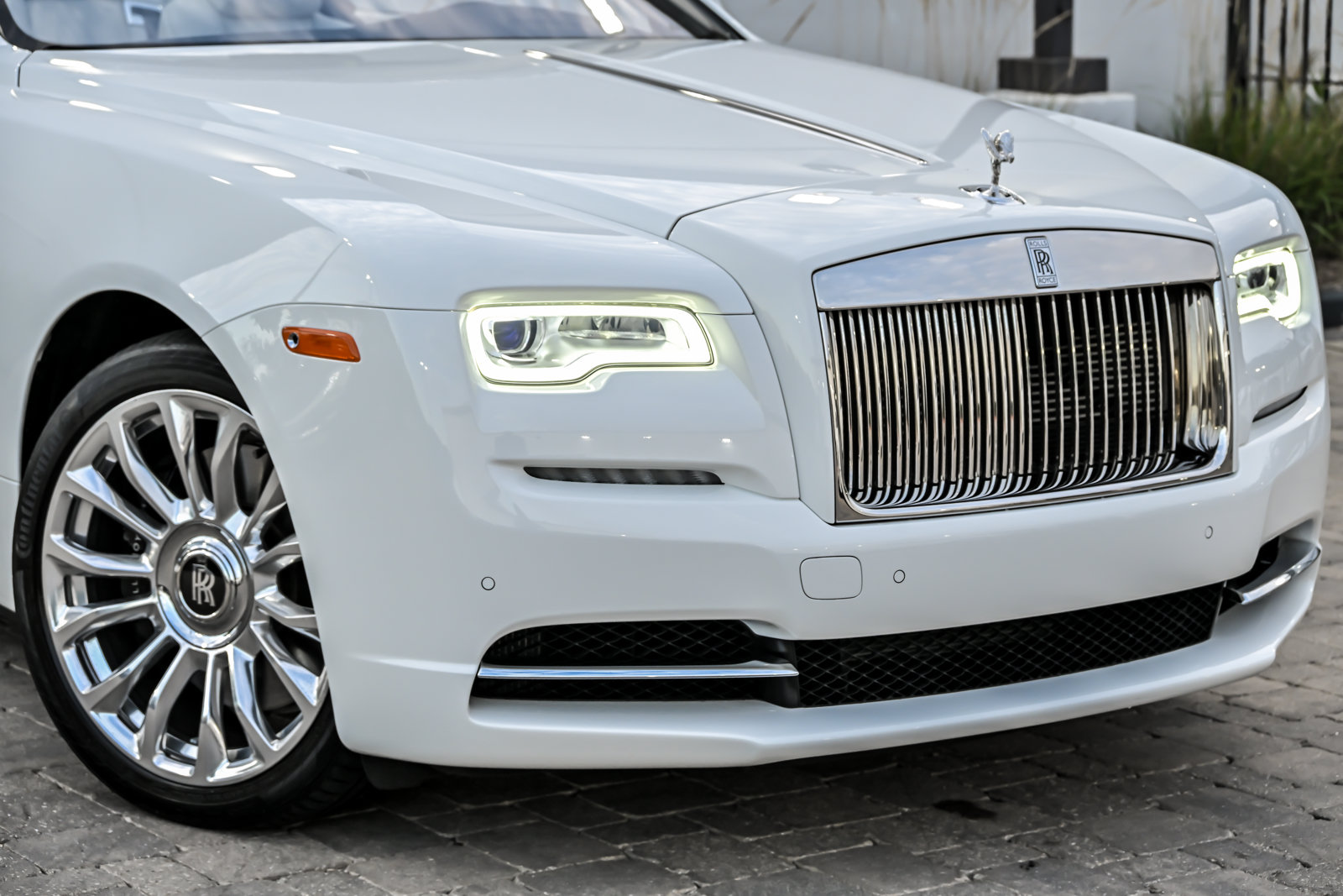 Used 2020 Rolls-Royce Dawn RWD image 2
