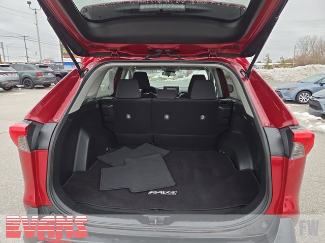 Used 2021 Toyota RAV4 LE image 27