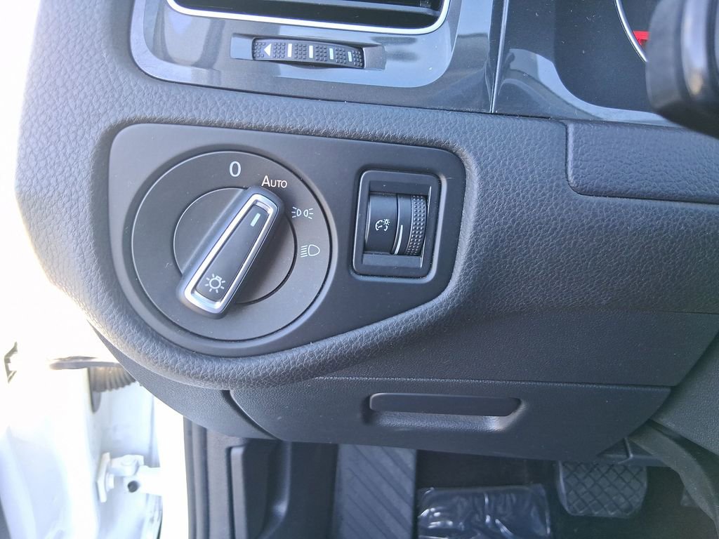 Used 2019 Volkswagen e-Golf SE w/ Driver Assistance Package image 16