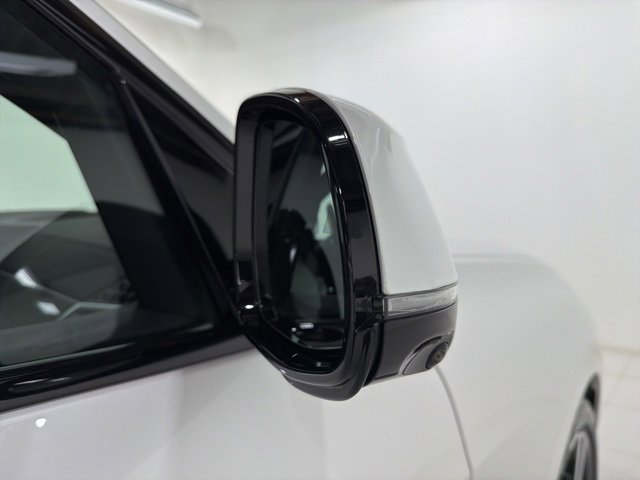 Certified 2024 BMW X7 xDrive40i w/ M Sport Package image 31