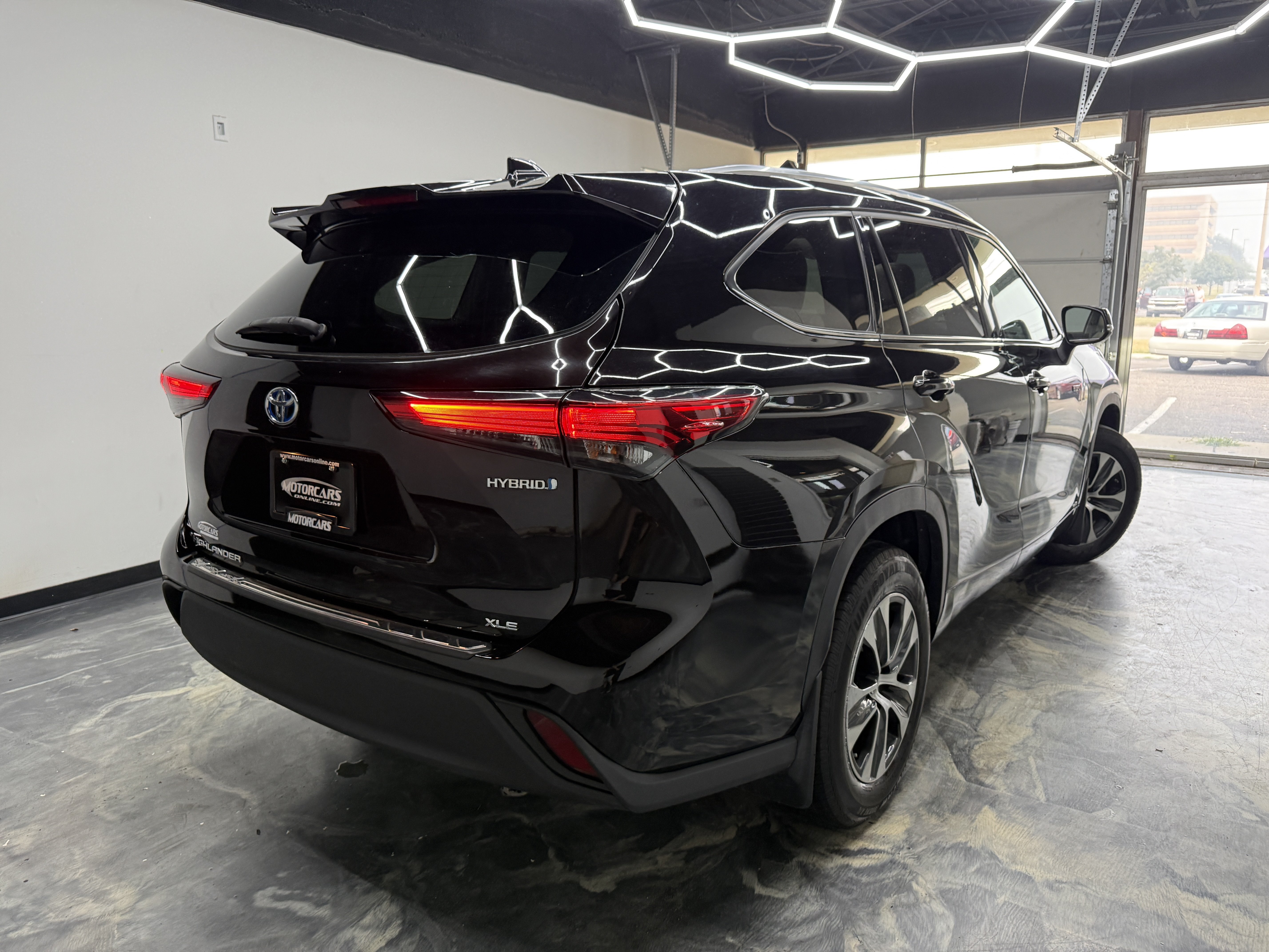 Used 2021 Toyota Highlander XLE AWD/4WD image 5
