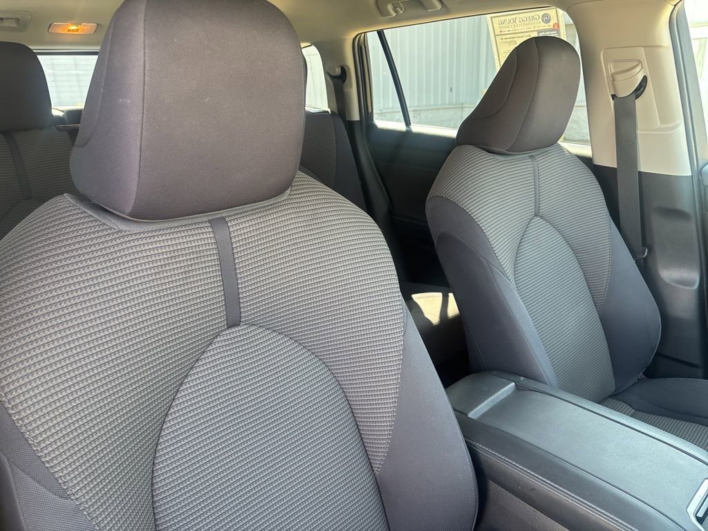 Used 2022 Toyota Highlander LE image 28